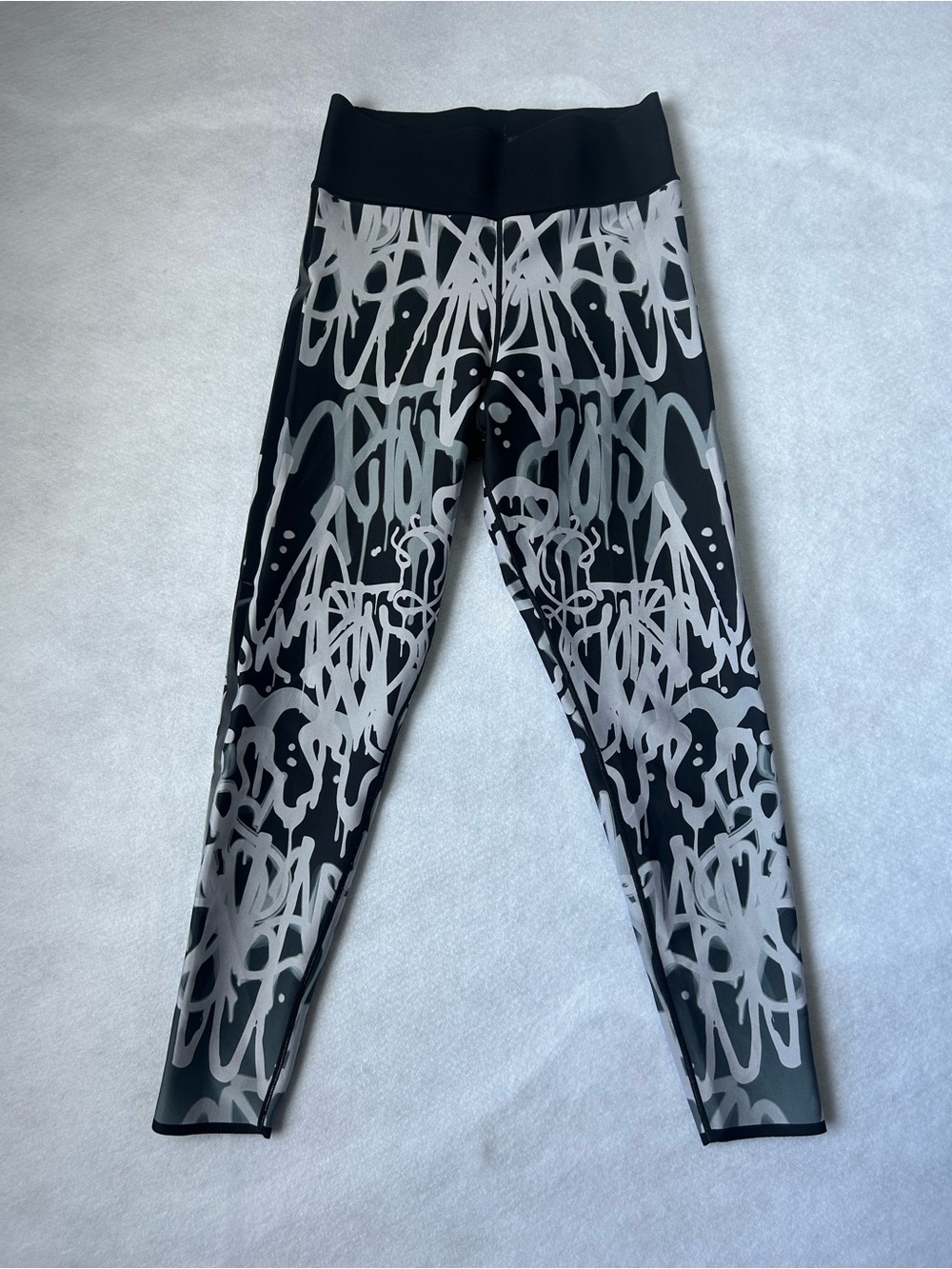 Ultracor Black/White Graffiti  Printed High Rise Legging 22" Inseam Size M